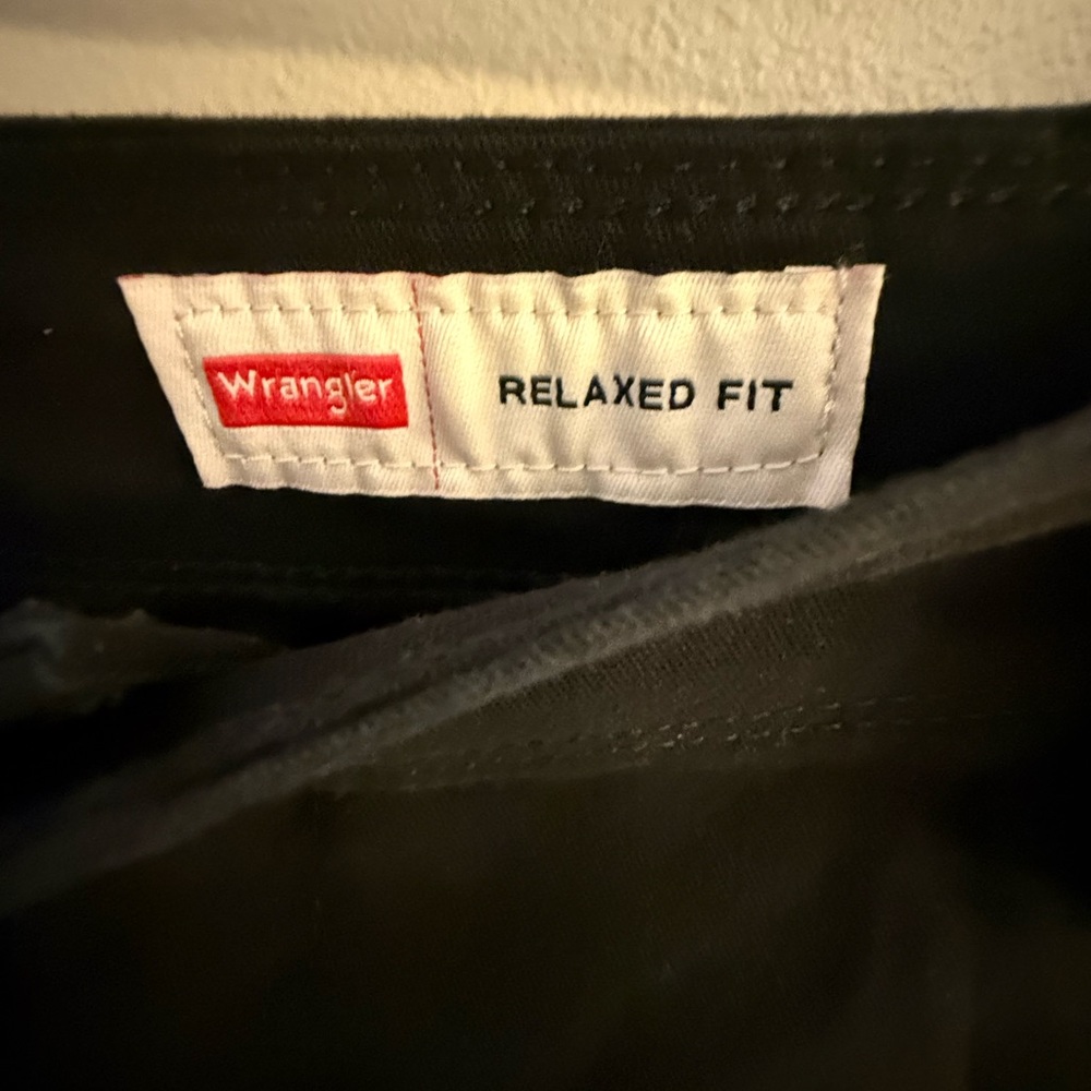 Men's Wrangler Relaxed Black Cargo Pants (36x30) - Picture 4 of 9